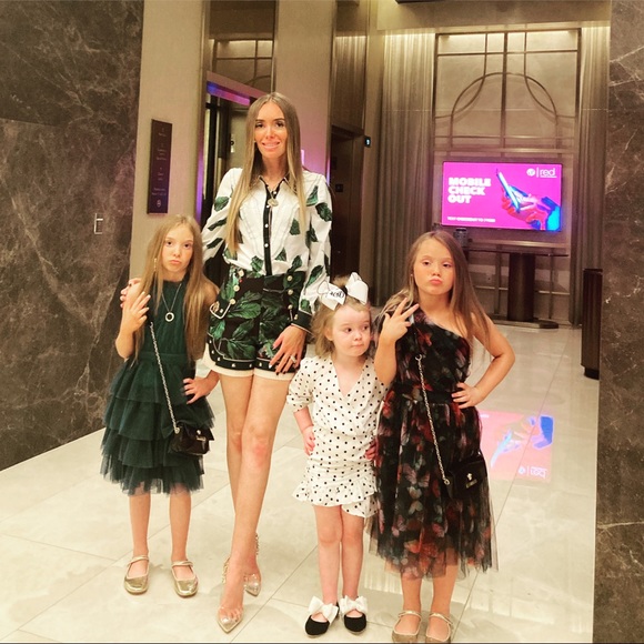 Green dress shorts in beautiful blouse - Picture 2 of 3